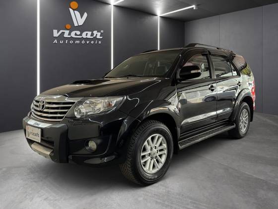 TOYOTA HILUX SW4 3.0 SRV 4X4 7 LUGARES 16V TURBO INTERCOOLER DIESEL 4P AUTOMÁTICO TOYOTA HILUX SW4 3.0 SRV 4X4 7 LUGARES 16V TURBO INTERCOOLER DIESEL 4P AUTOMÁTICO